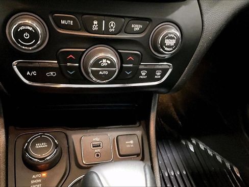 Used 2019 Jeep Cherokee Limited AWD/4WD image 15