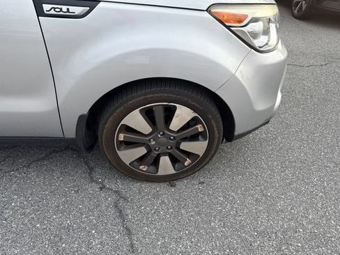 Used 2014 Kia Soul ! FWD image 2
