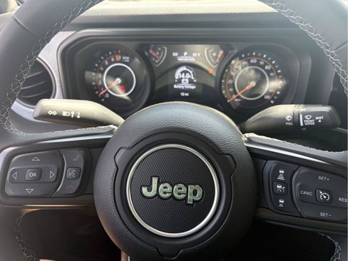 Used 2025 Jeep Gladiator Sport AWD/4WD image 14