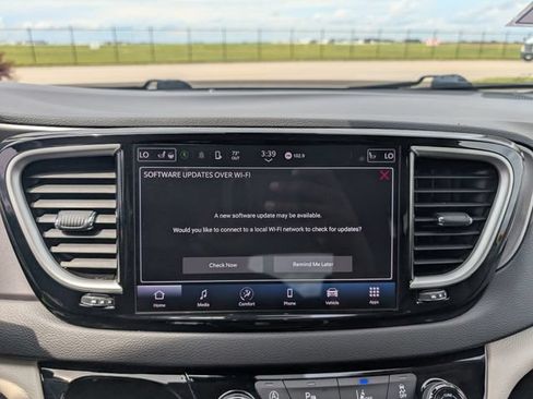 Used 2022 Chrysler Pacifica Touring-L FWD image 18
