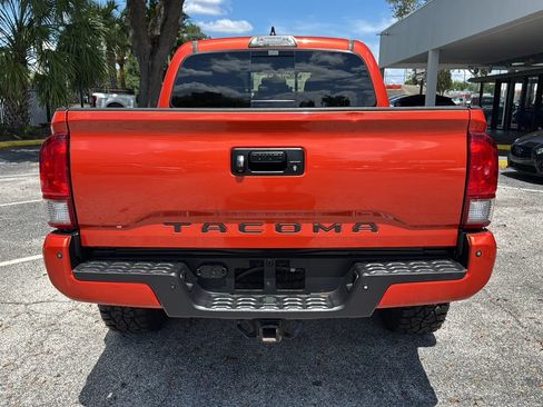 Used 2017 Toyota Tacoma TRD Off-Road w/ Premium & Technology Package AWD/4WD image 4