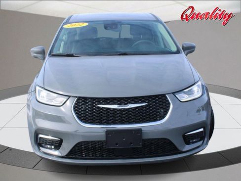 Used 2022 Chrysler Pacifica Touring-L image 10