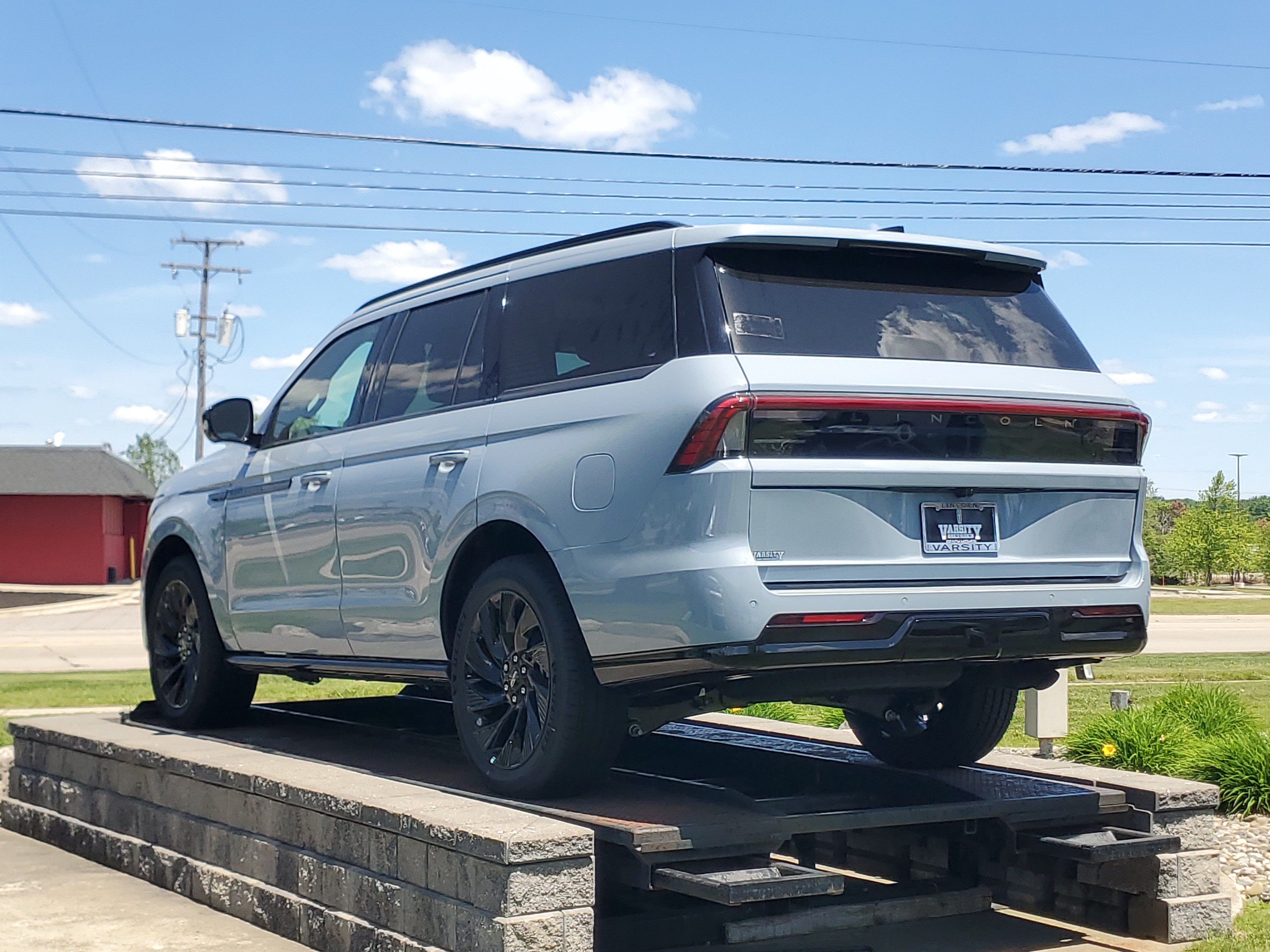 New 2026 Lincoln Navigator Reserve w/ Jet Appearance Package AWD/4WD image 3