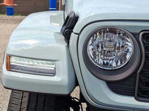 Used 2024 Jeep Wrangler Unlimited w/ Convenience Group AWD/4WD image 9