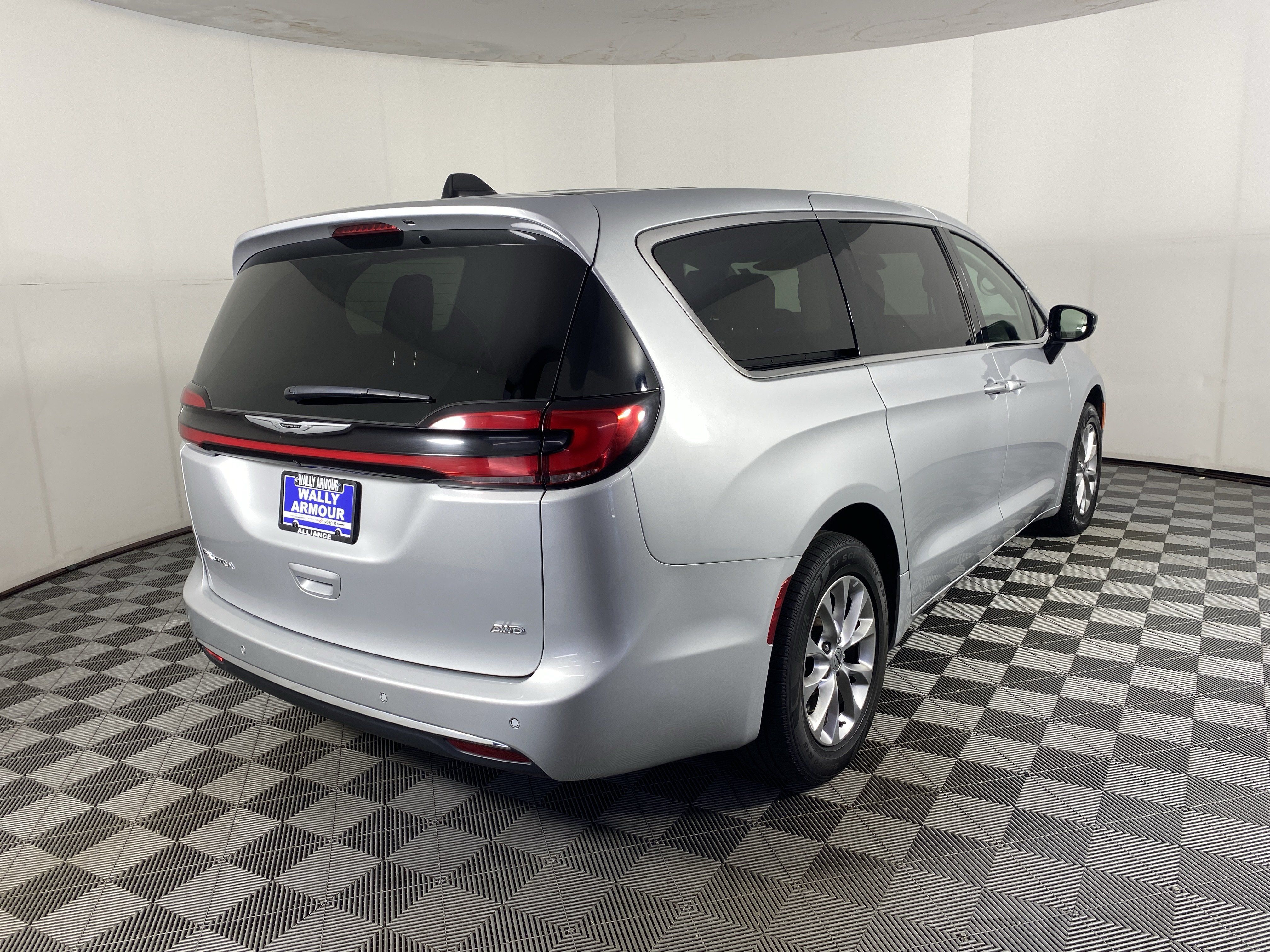 Used 2024 Chrysler Pacifica Touring-L AWD/4WD image 6