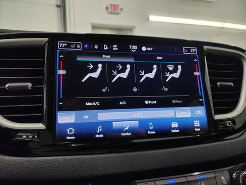 Used 2024 Chrysler Pacifica Touring-L image 49