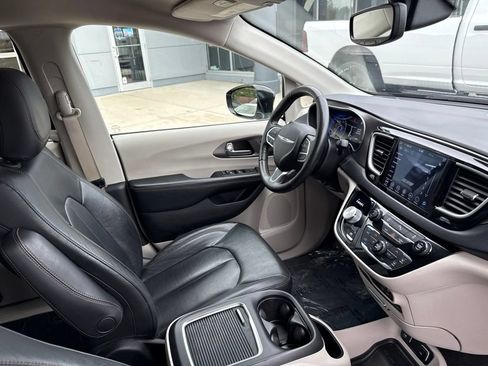Used 2020 Chrysler Pacifica Touring-L Plus FWD image 52