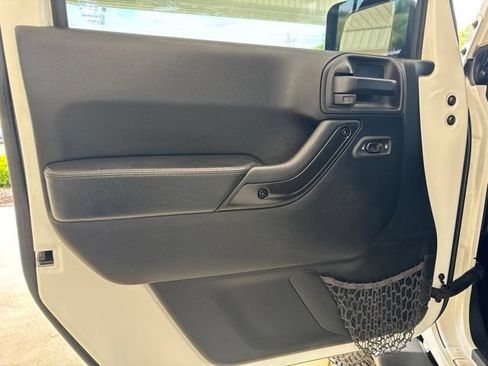 Used 2017 Jeep Wrangler Unlimited Sahara AWD/4WD image 13