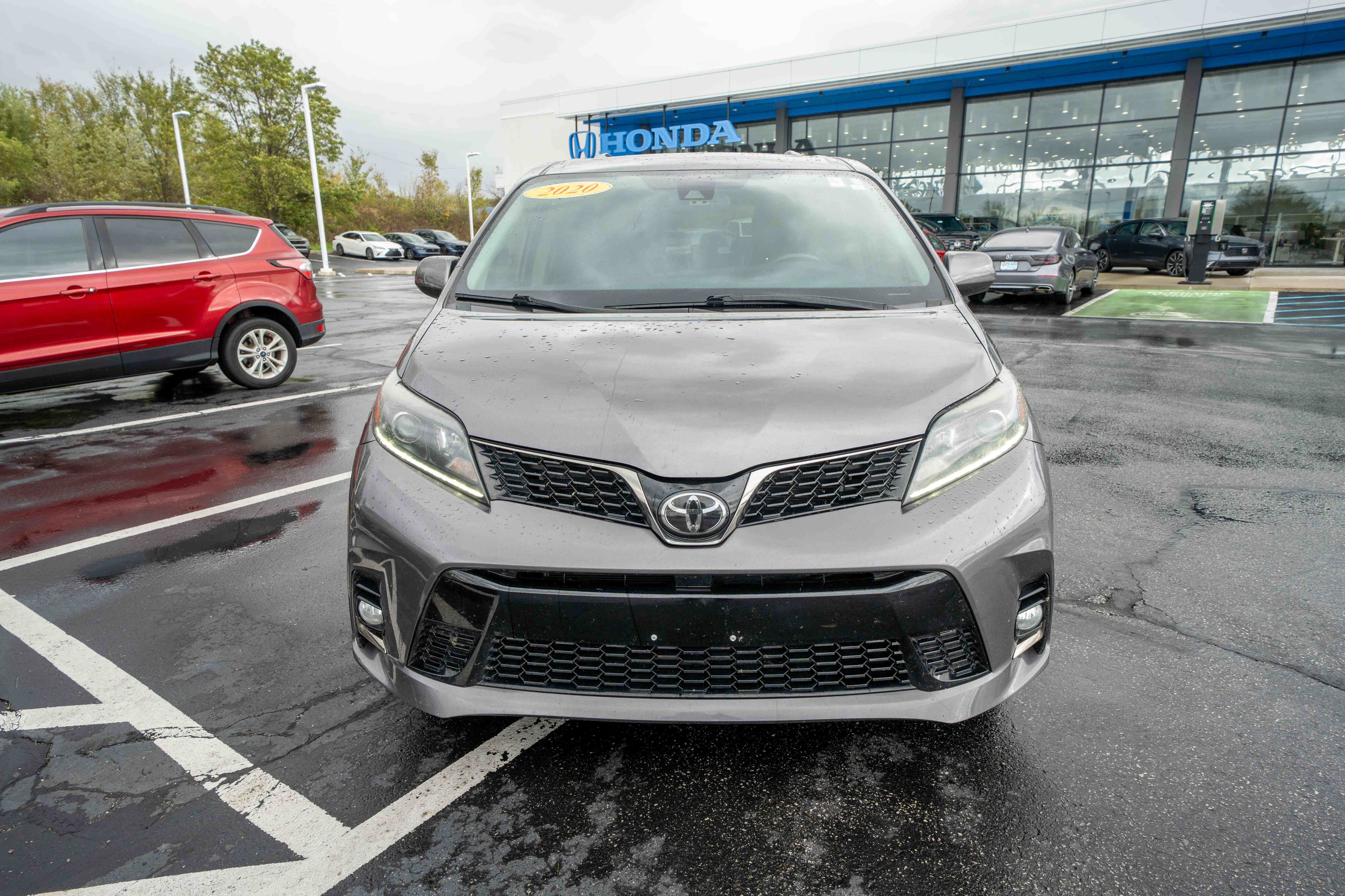 Used 2020 Toyota Sienna SE Premium AWD/4WD image 2