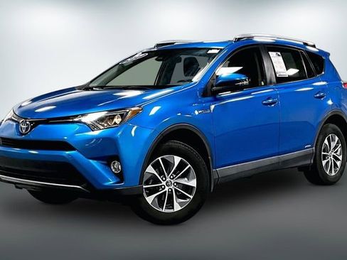 Used 2017 Toyota RAV4 XLE AWD/4WD image 3