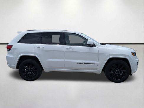 Used 2017 Jeep Grand Cherokee Altitude AWD/4WD image 3