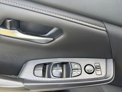 Used 2025 Nissan Sentra SV FWD image 18