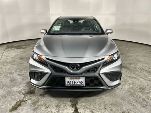 Used 2022 Toyota Camry SE image 3