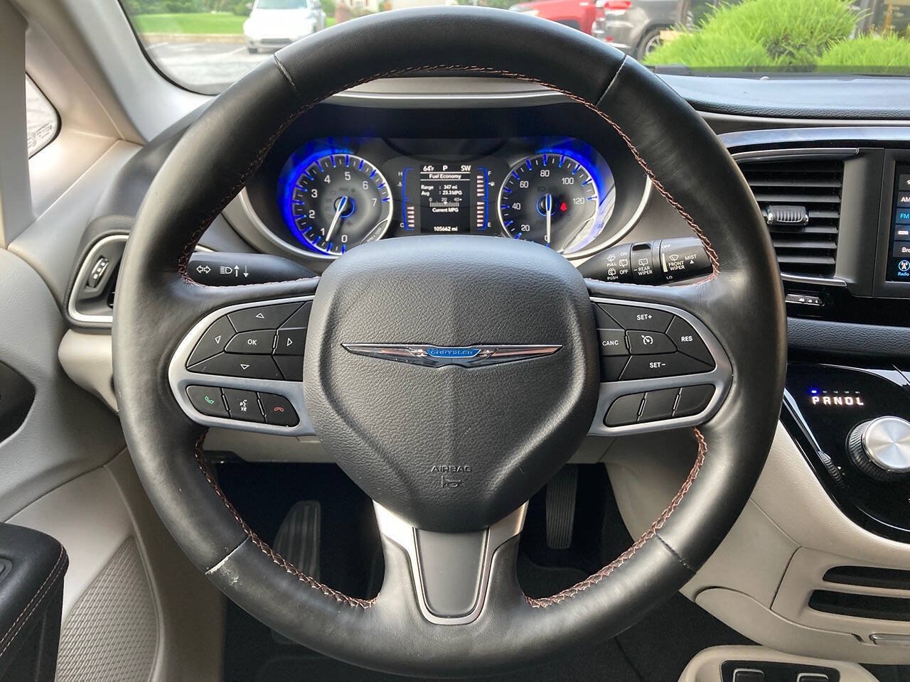Used 2020 Chrysler Pacifica Touring-L FWD image 18