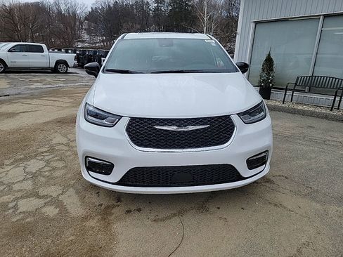 New 2026 Chrysler Pacifica Limited w/ Uconnect Theater Family Group image 2