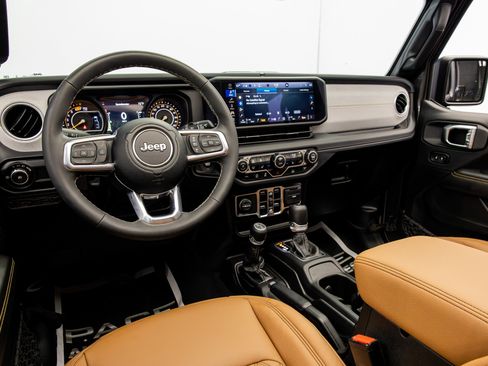 Used 2025 Jeep Wrangler Sahara image 36