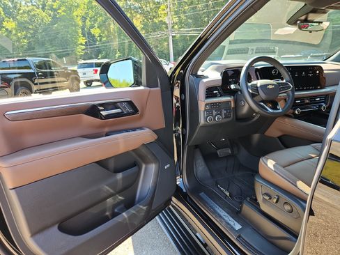 Used 2025 Chevrolet Tahoe High Country AWD/4WD image 20