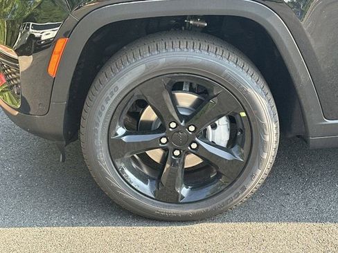 New 2025 Jeep Grand Cherokee Limited w/ Luxury Tech Group II image 11