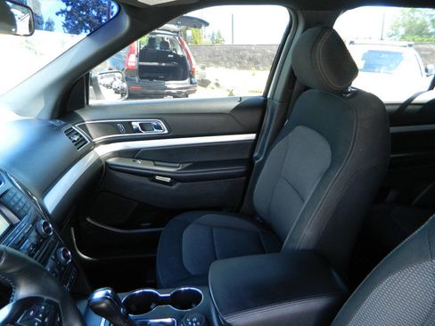 Used 2017 Ford Explorer XLT image 13