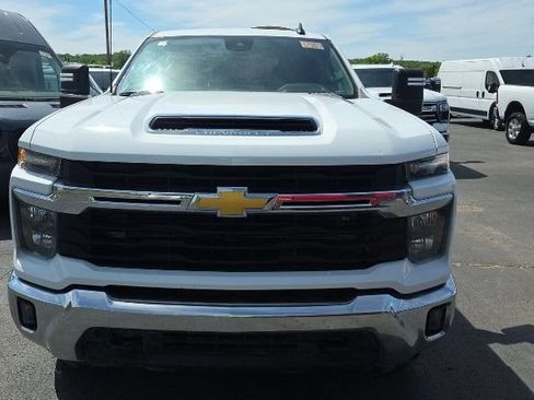 Used 2025 Chevrolet Silverado 2500 LT AWD/4WD image 3