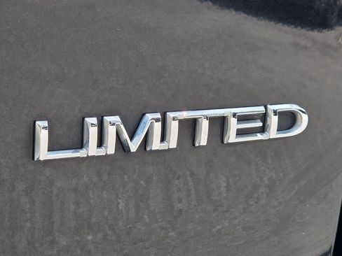 Used 2017 Chrysler Pacifica Limited FWD image 8