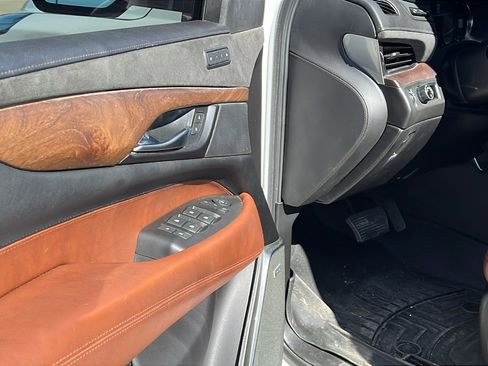 Used 2020 Cadillac Escalade Premium Luxury image 15