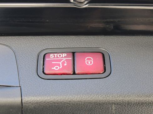 Used 2019 Mercedes-Benz GLC 300 4MATIC w/ Premium Package image 37