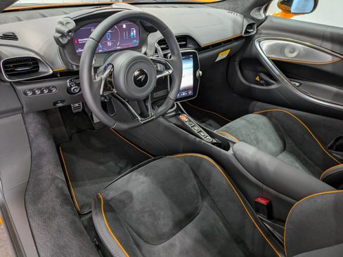 Used 2025 McLaren Artura image 8