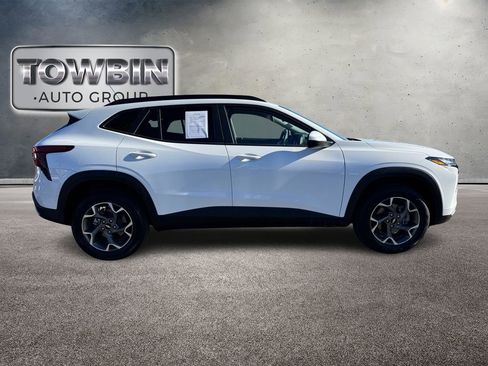 Used 2025 Chevrolet Trax LT w/ LT Convenience Package image 3