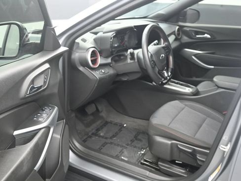 Used 2025 Chevrolet Trax RS FWD image 10