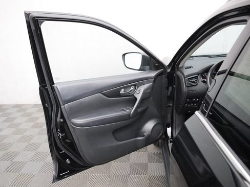 Used 2018 Nissan Rogue SV w/ Premium Package AWD/4WD image 9