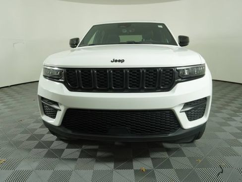 Used 2025 Jeep Grand Cherokee Altitude RWD image 2