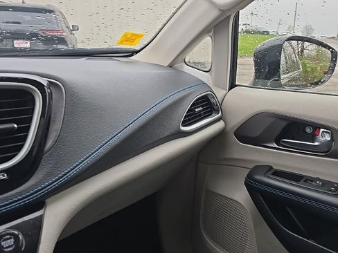 Used 2021 Chrysler Pacifica Touring-L image 24