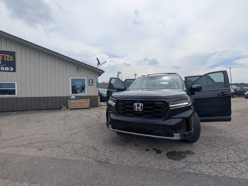 Used 2025 Honda Pilot TrailSport image 13