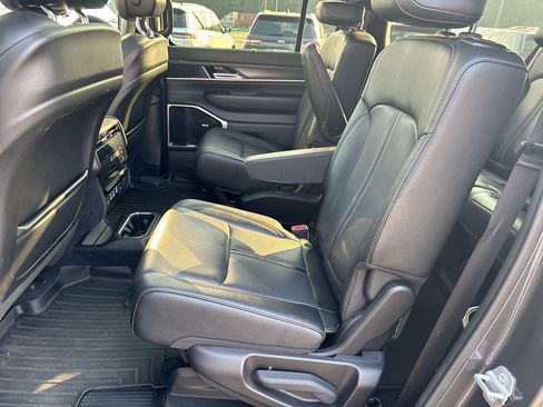 Used 2023 Jeep Wagoneer L Series III w/ Premium Group I AWD/4WD image 31