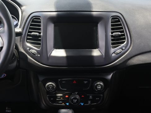 Used 2021 Jeep Compass Latitude FWD image 9