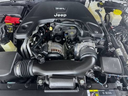Used 2020 Jeep Gladiator Overland AWD/4WD image 29