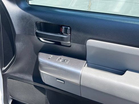 Used 2019 Toyota Sequoia SR5 AWD/4WD image 17