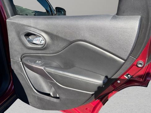 Used 2019 Jeep Cherokee Limited image 16