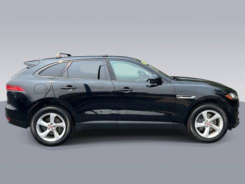 Used 2017 Jaguar F-PACE Premium image 2