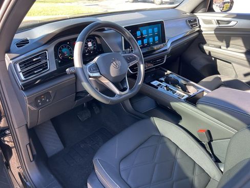 Used 2025 Volkswagen Atlas Cross Sport SE w/ Panoramic Sunroof Package image 14