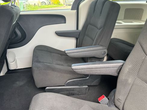 Used 2016 Dodge Grand Caravan SXT w/ Rear Park Assist Package FWD image 30