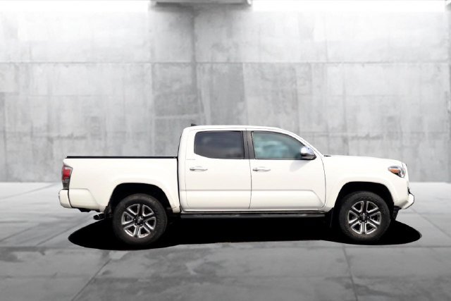 Used 2017 Toyota Tacoma Limited w/ Tow Package AWD/4WD image 5