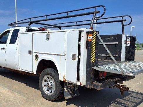 Used 2011 Chevrolet Silverado 3500 W/T AWD/4WD image 6