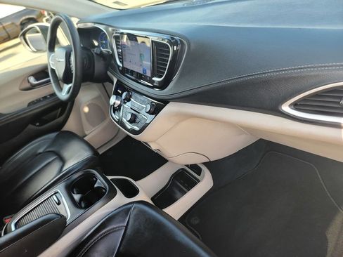 Certified 2023 Chrysler Pacifica Touring-L image 23