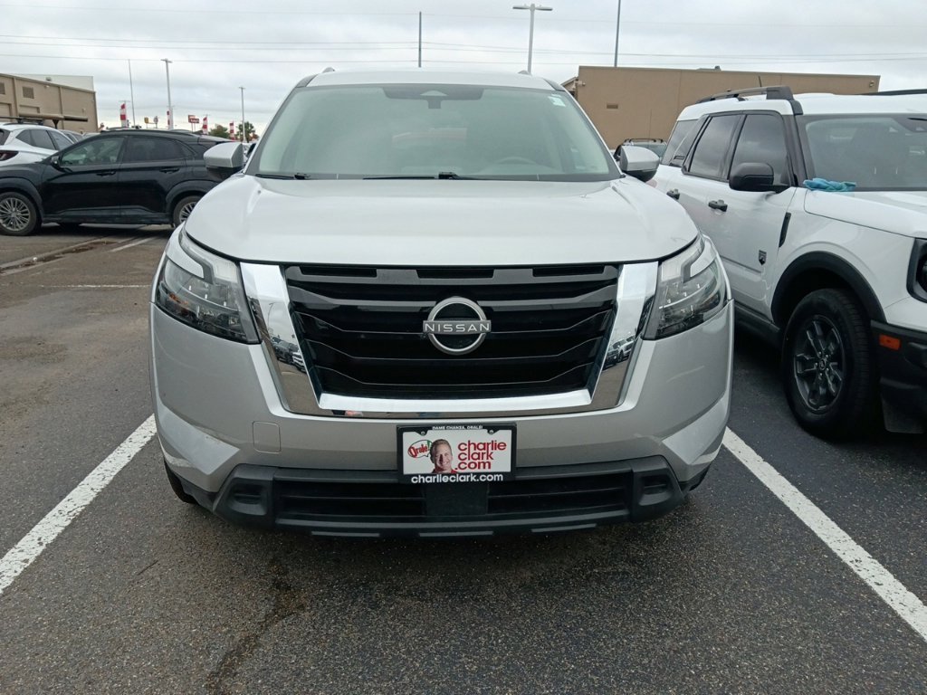 Used 2024 Nissan Pathfinder SV FWD image 2