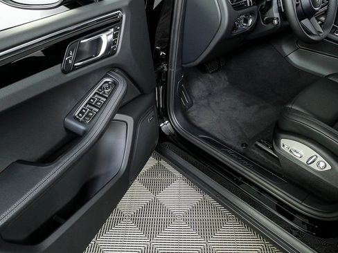 Certified 2026 Porsche Macan AWD/4WD image 8