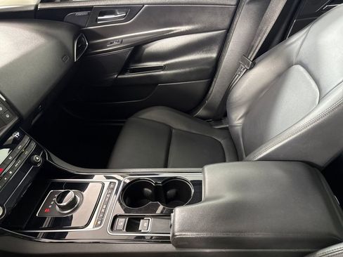 Used 2017 Jaguar XE Premium image 16