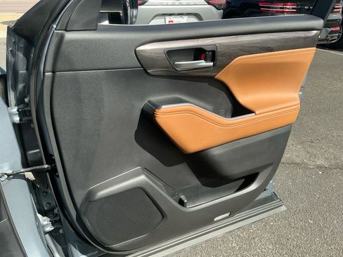 Used 2024 Toyota Highlander Platinum image 16