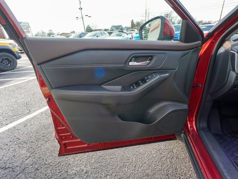 Used 2022 Nissan Rogue SV w/ SV Premium Package image 18